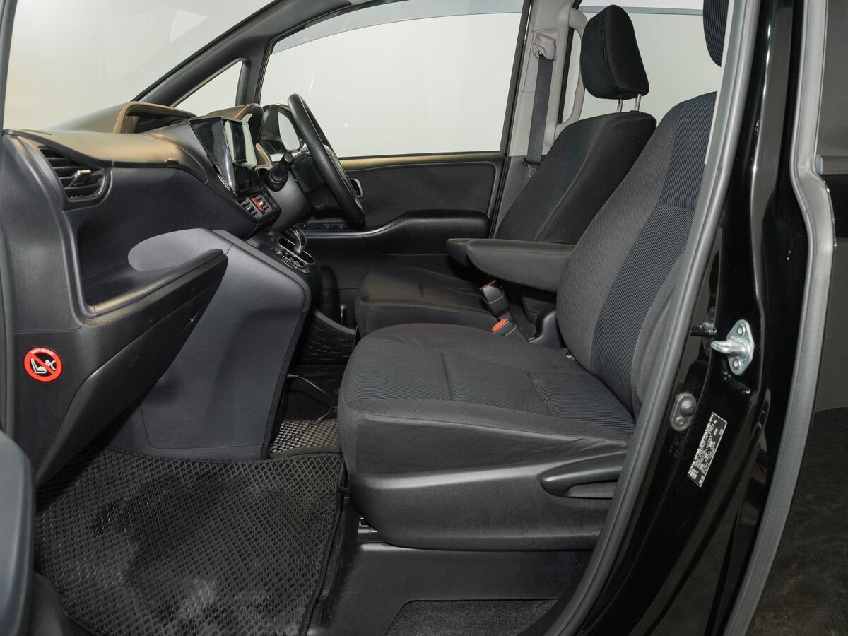 Toyota Noah 2015 - фото автомобиля