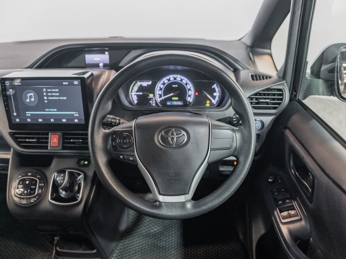 Toyota Noah 2015 - фото автомобиля