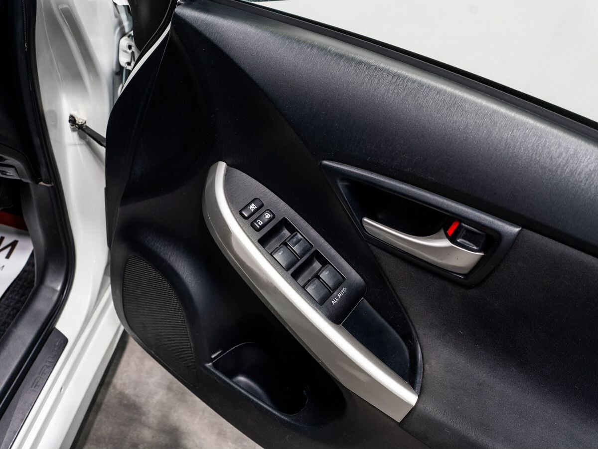 Toyota Prius 2014 - фото автомобиля