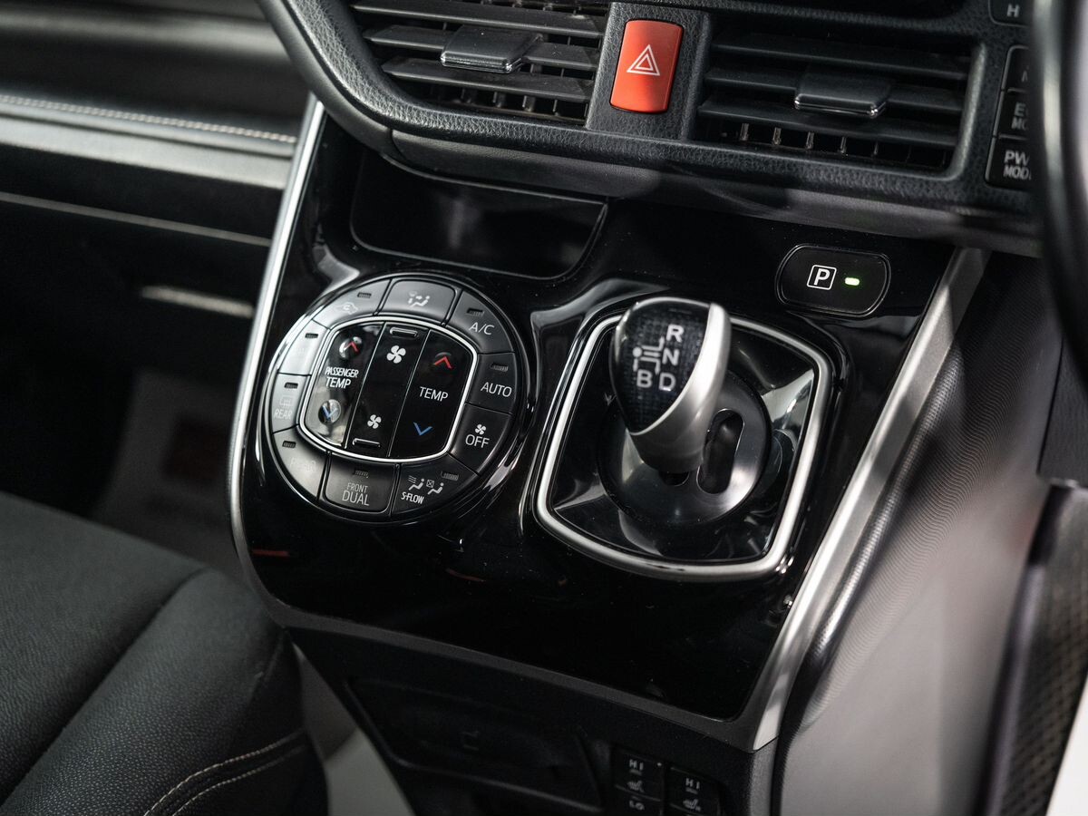 Toyota Esquire 2014 - фото автомобиля