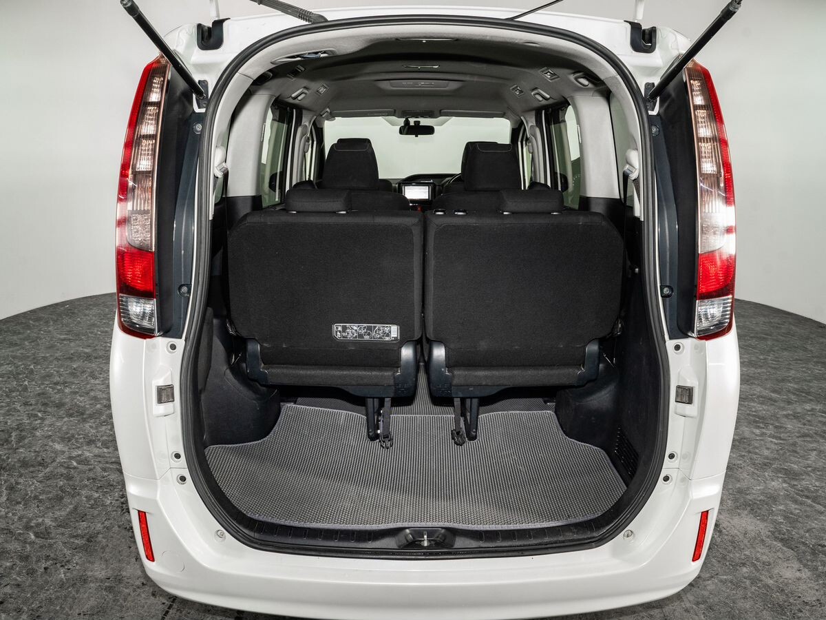 Toyota Esquire 2014 - фото автомобиля