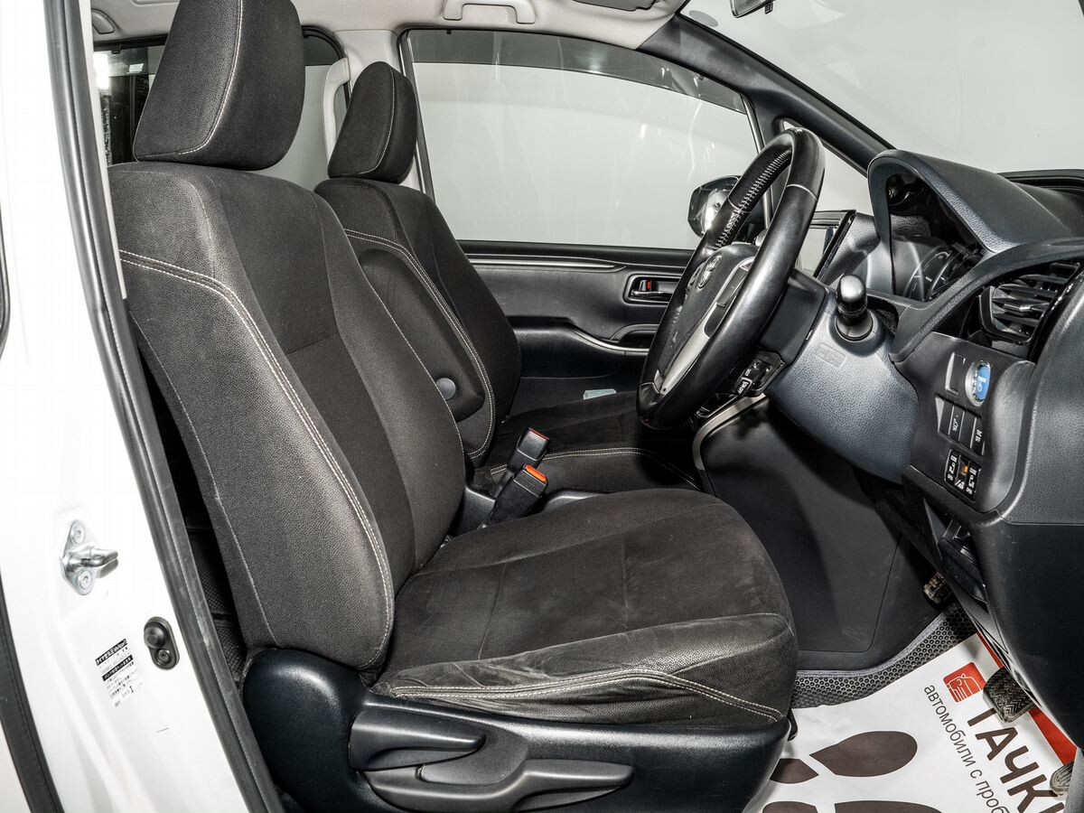 Toyota Esquire 2014 - фото автомобиля