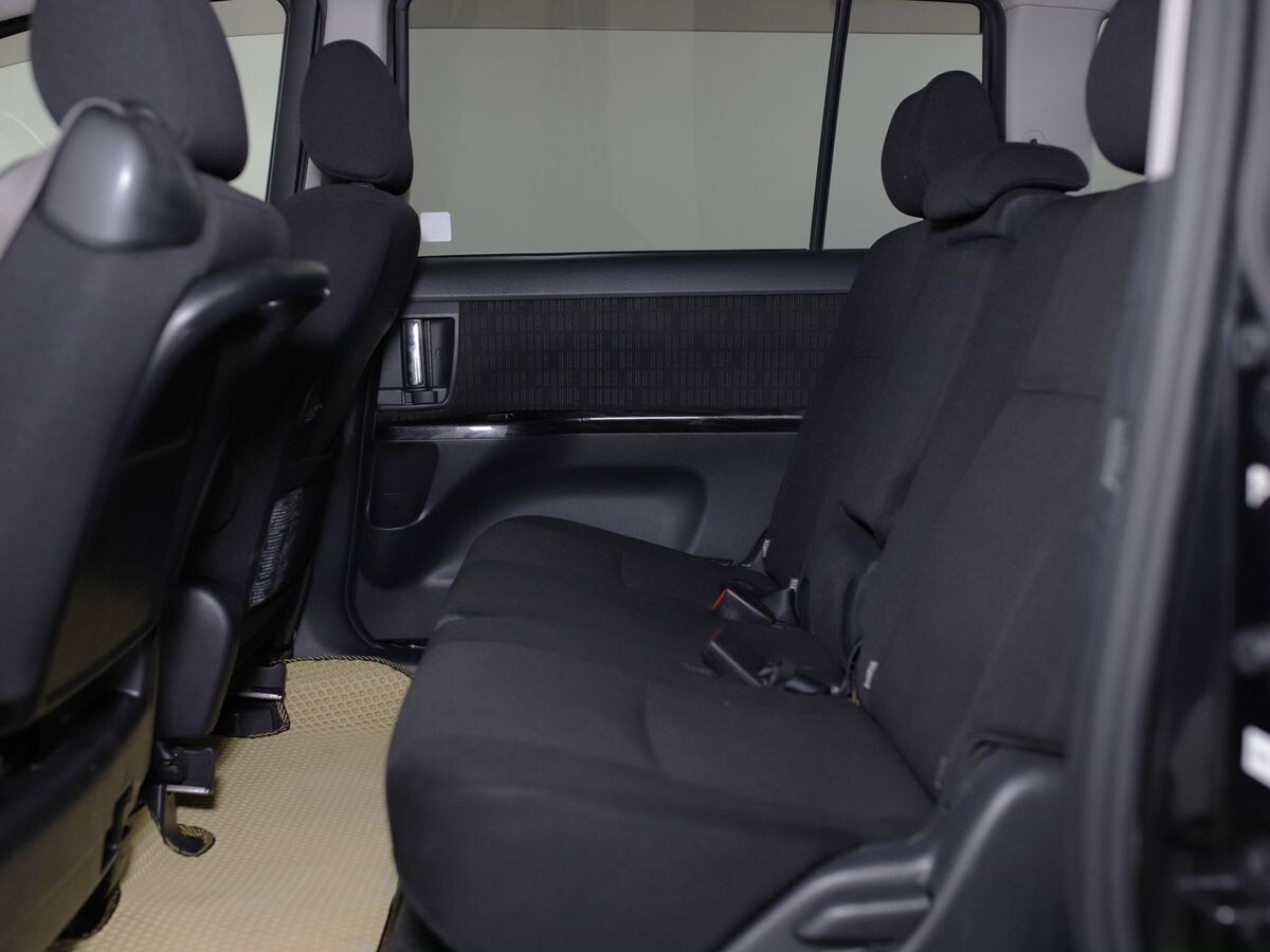 Toyota Isis 2012 - фото автомобиля