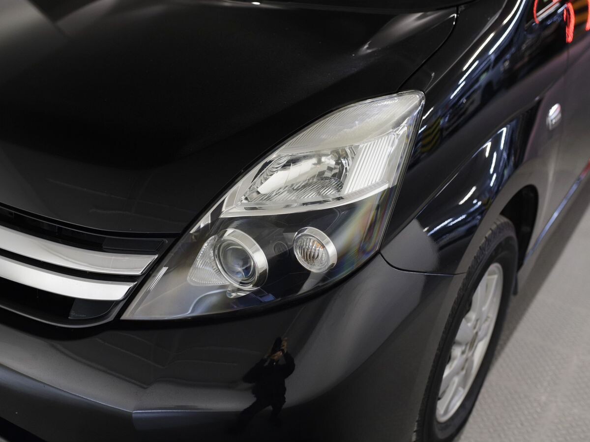 Toyota Isis 2012 - фото автомобиля