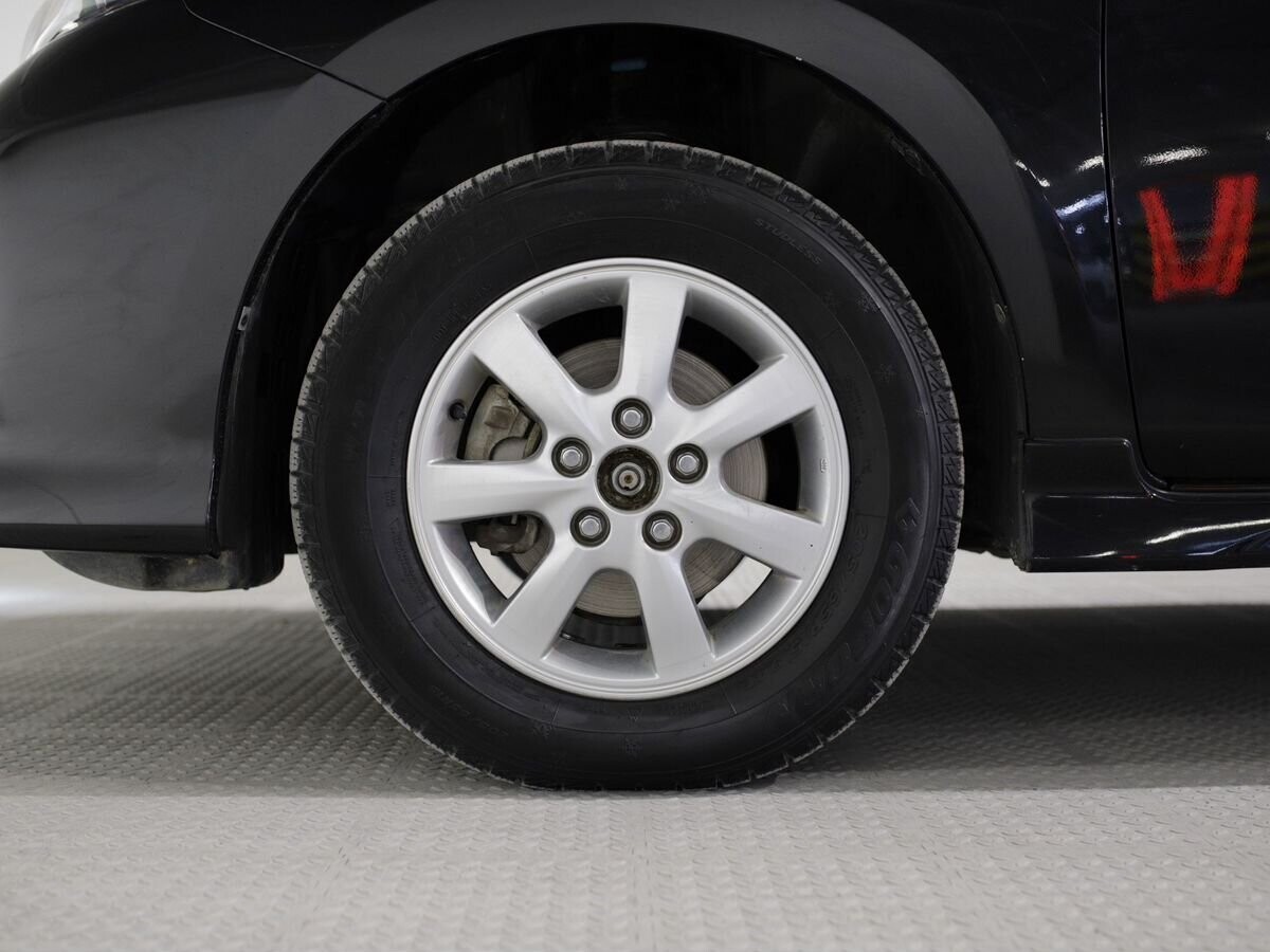 Toyota Isis 2012 - фото автомобиля