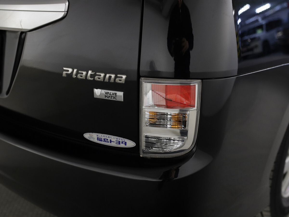 Toyota Isis 2012 - фото автомобиля