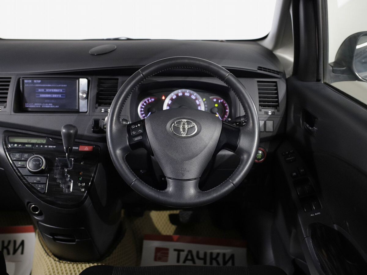 Toyota Isis 2012 - фото автомобиля