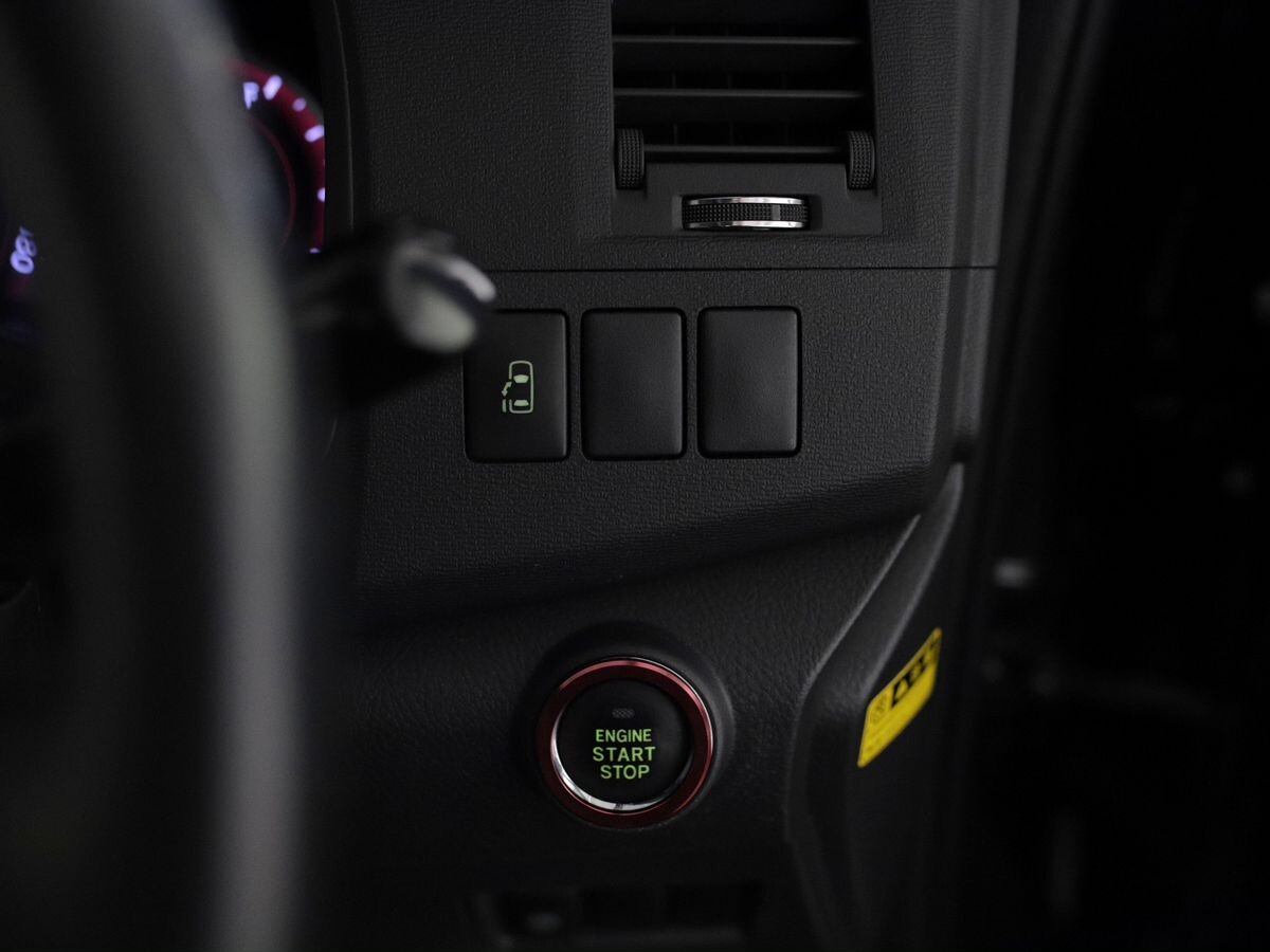 Toyota Isis 2012 - фото автомобиля