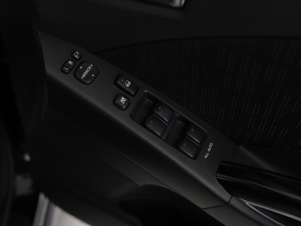 Toyota Isis 2012 - фото автомобиля