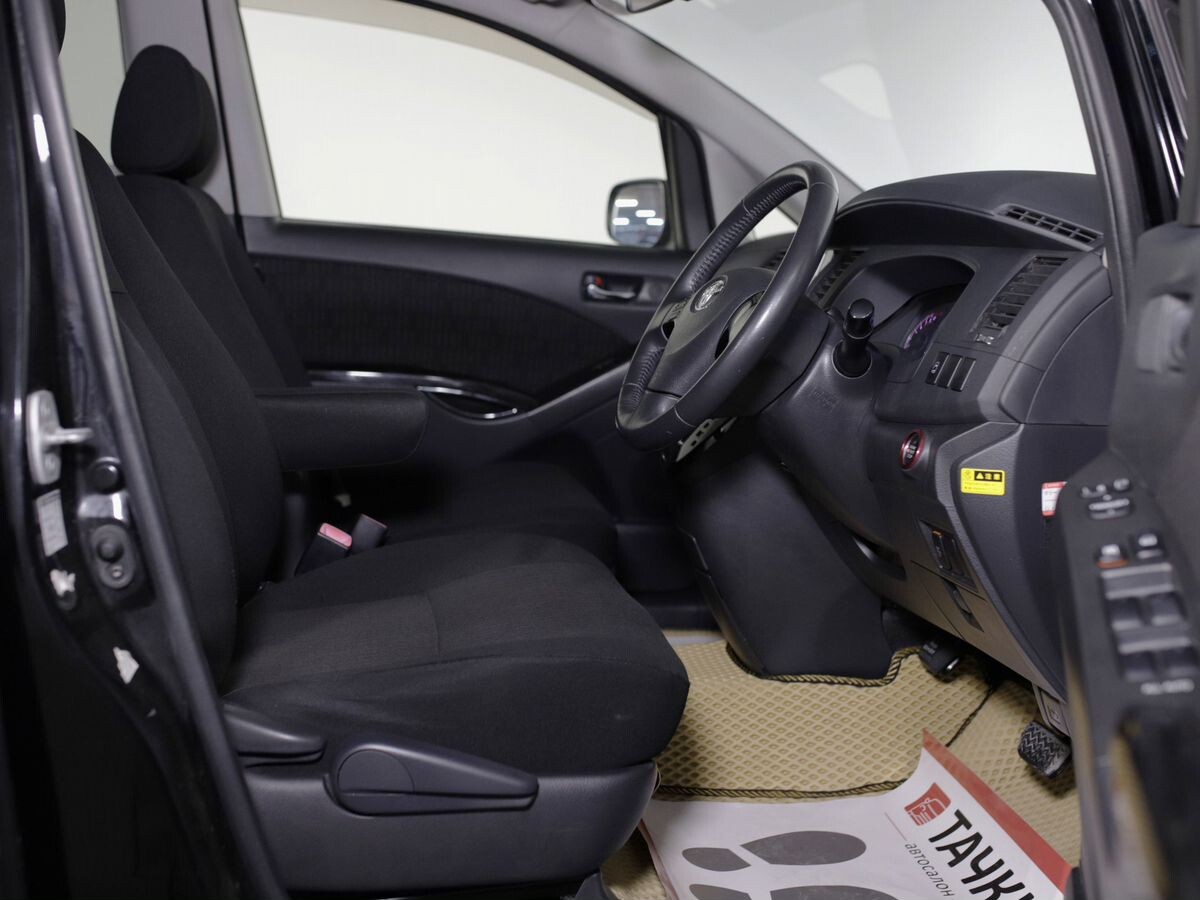 Toyota Isis 2012 - фото автомобиля