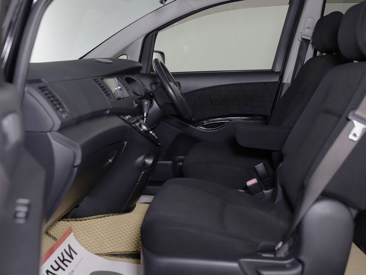 Toyota Isis 2012 - фото автомобиля