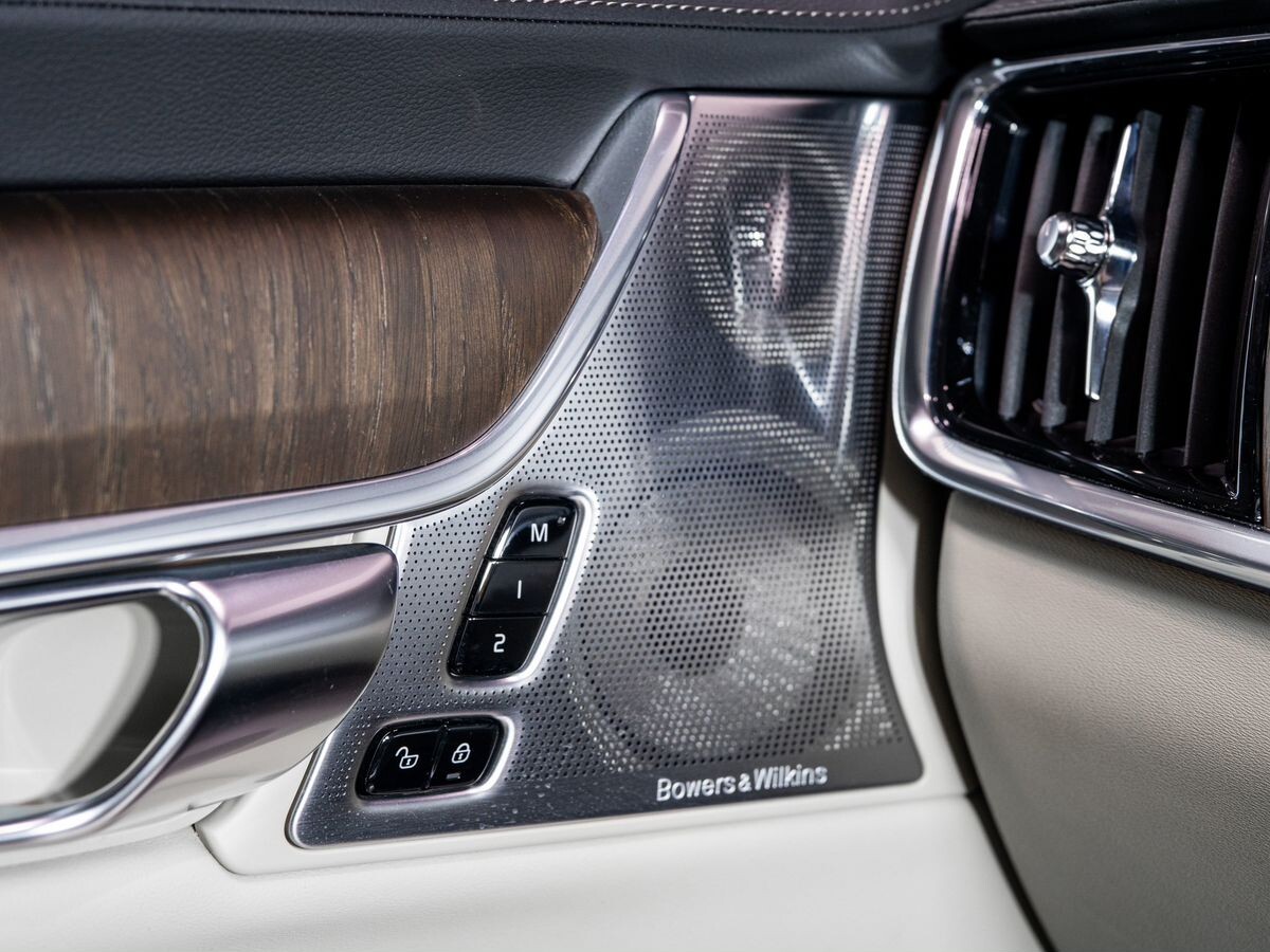 Volvo V90 2021 - фото автомобиля