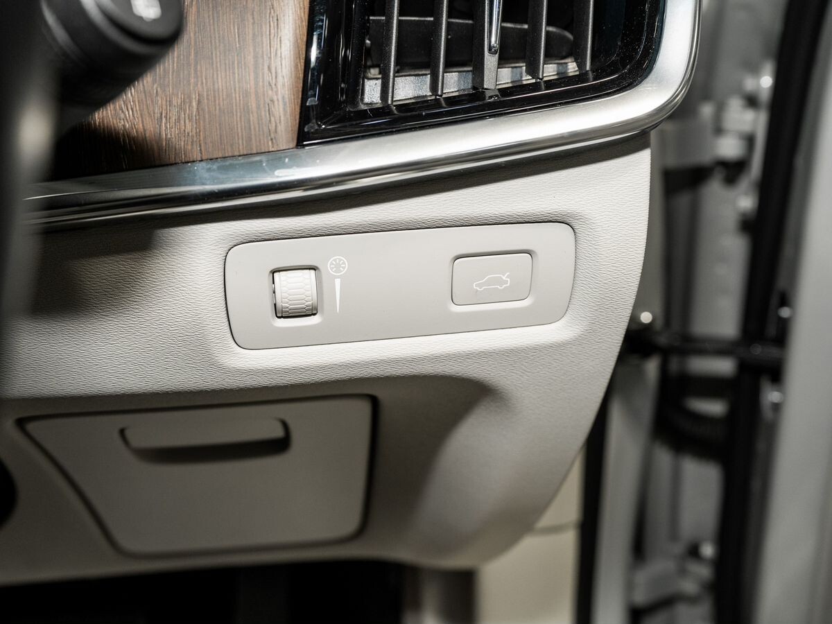 Volvo V90 2021 - фото автомобиля