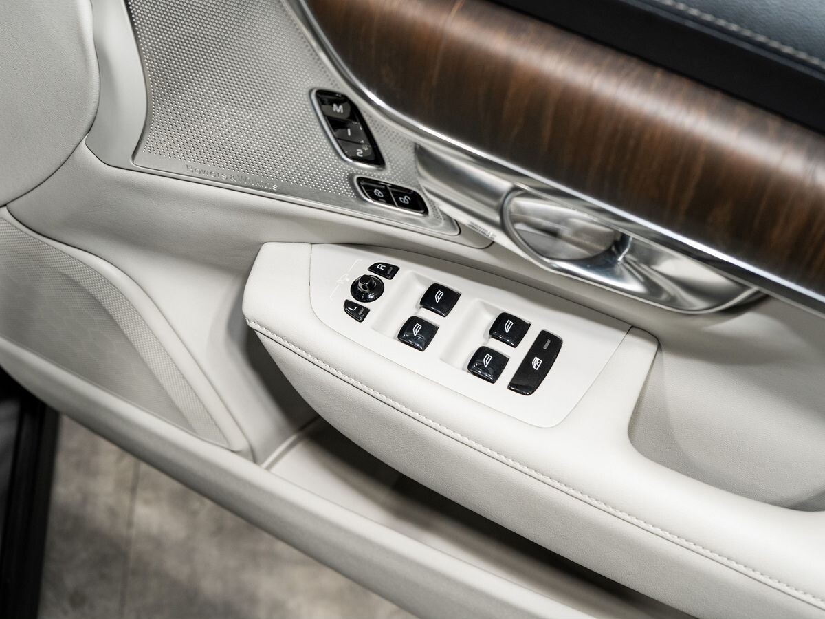 Volvo V90 2021 - фото автомобиля