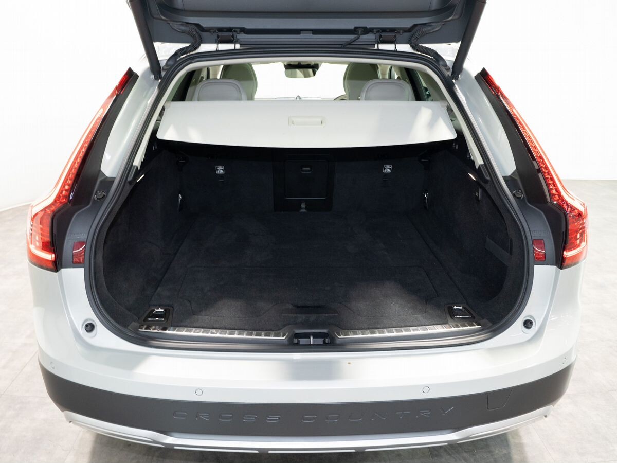 Volvo V90 2021 - фото автомобиля