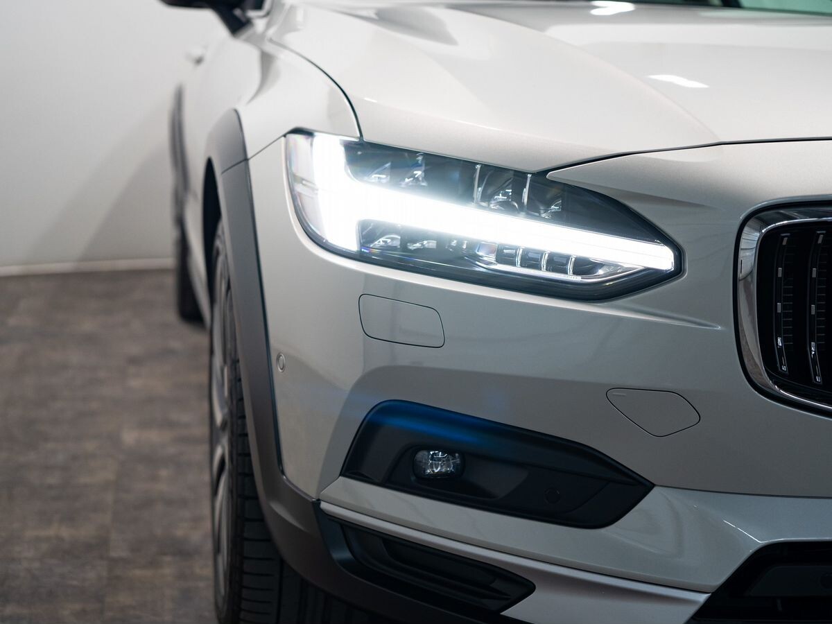 Volvo V90 2021 - фото автомобиля