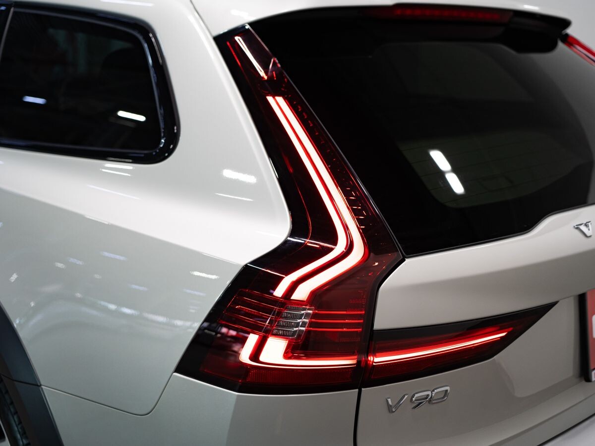 Volvo V90 2021 - фото автомобиля