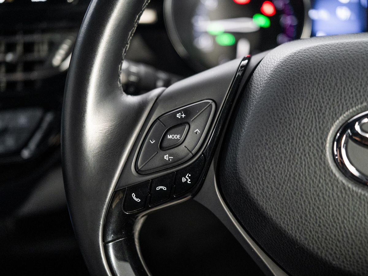 Toyota C-HR 2018 - фото автомобиля