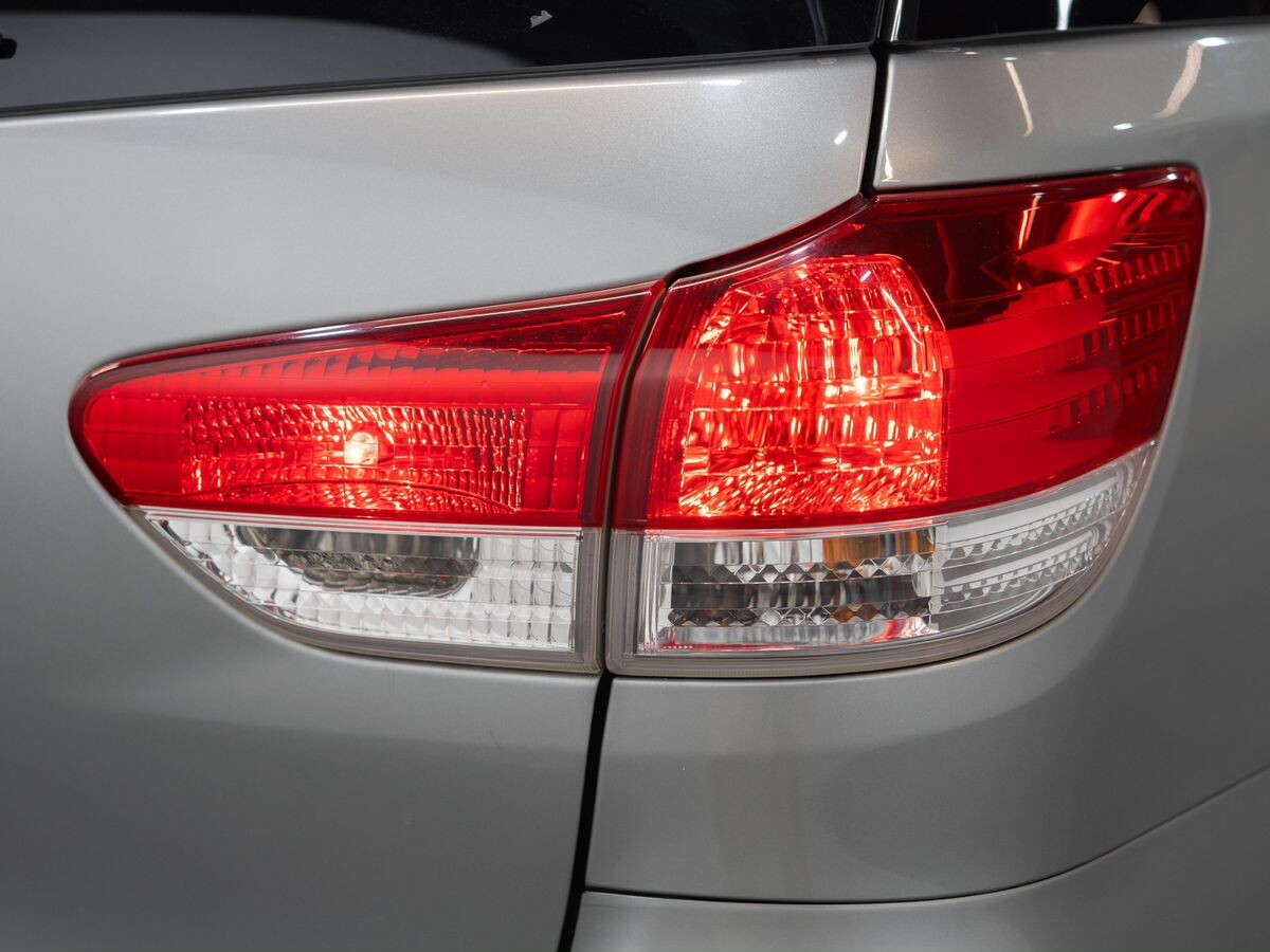 Toyota Wish 2009 - фото автомобиля