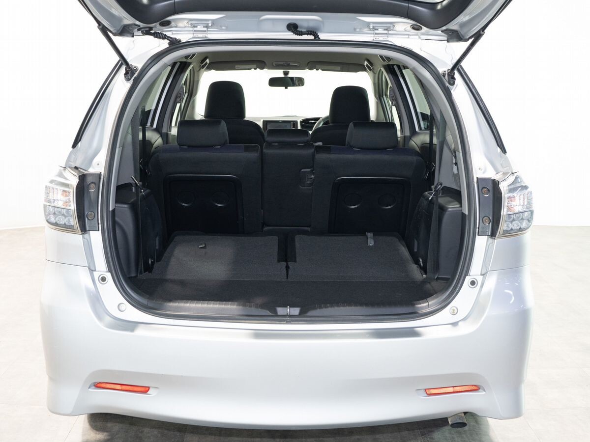 Toyota Wish 2012 - фото автомобиля