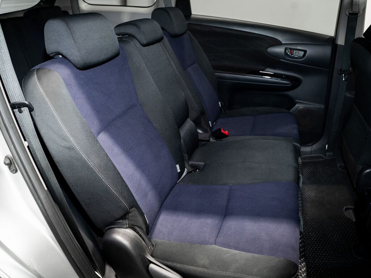 Toyota Wish 2012 - фото автомобиля