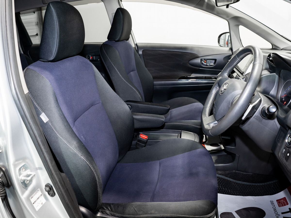 Toyota Wish 2012 - фото автомобиля