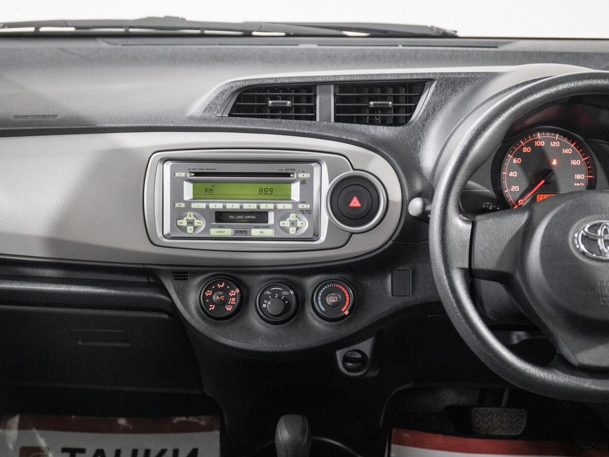 Toyota Vitz 2011 - фото автомобиля