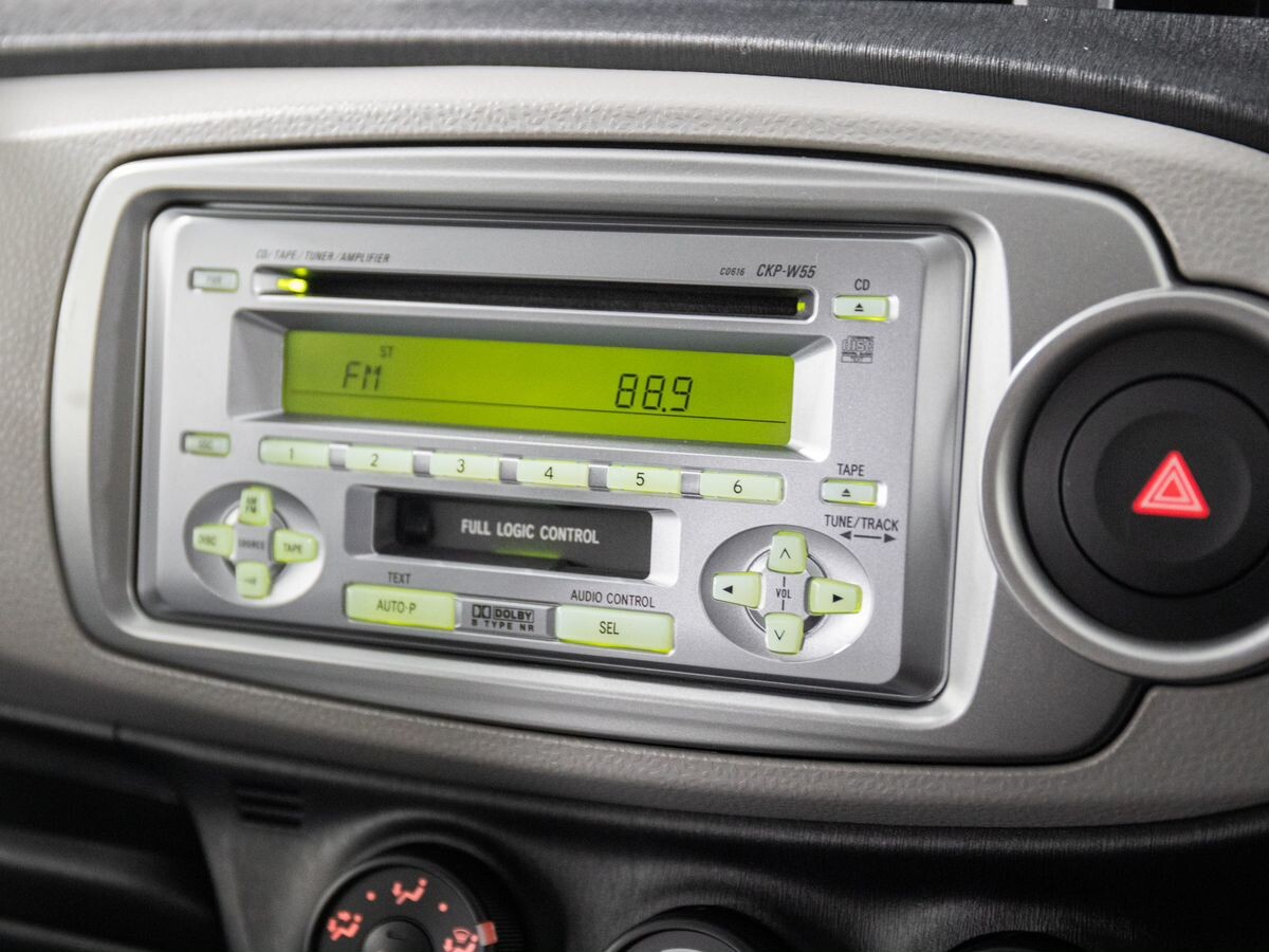 Toyota Vitz 2011 - фото автомобиля