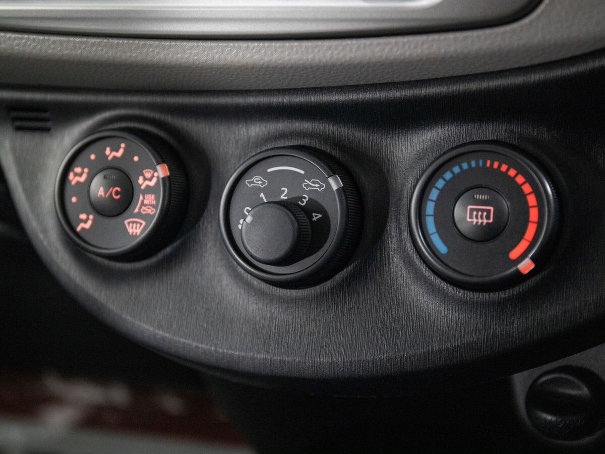 Toyota Vitz 2011 - фото автомобиля