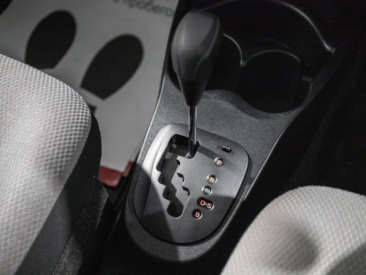 Toyota Vitz 2011 - фото автомобиля