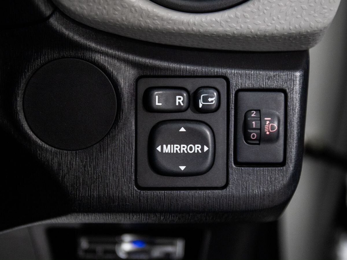 Toyota Vitz 2011 - фото автомобиля