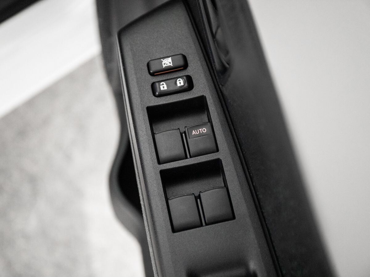 Toyota Vitz 2011 - фото автомобиля