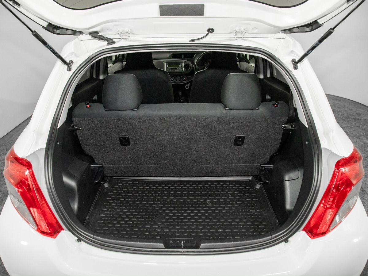 Toyota Vitz 2011 - фото автомобиля