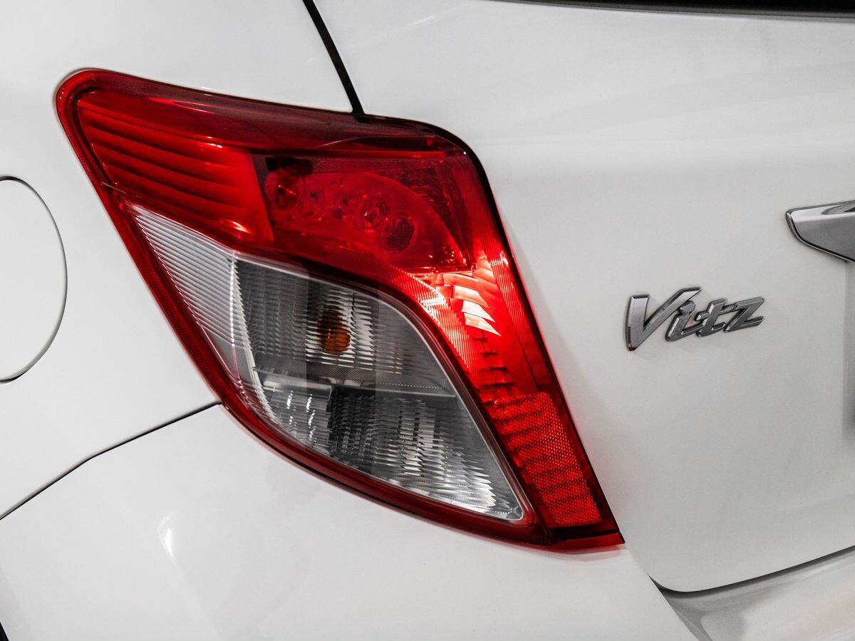 Toyota Vitz 2011 - фото автомобиля