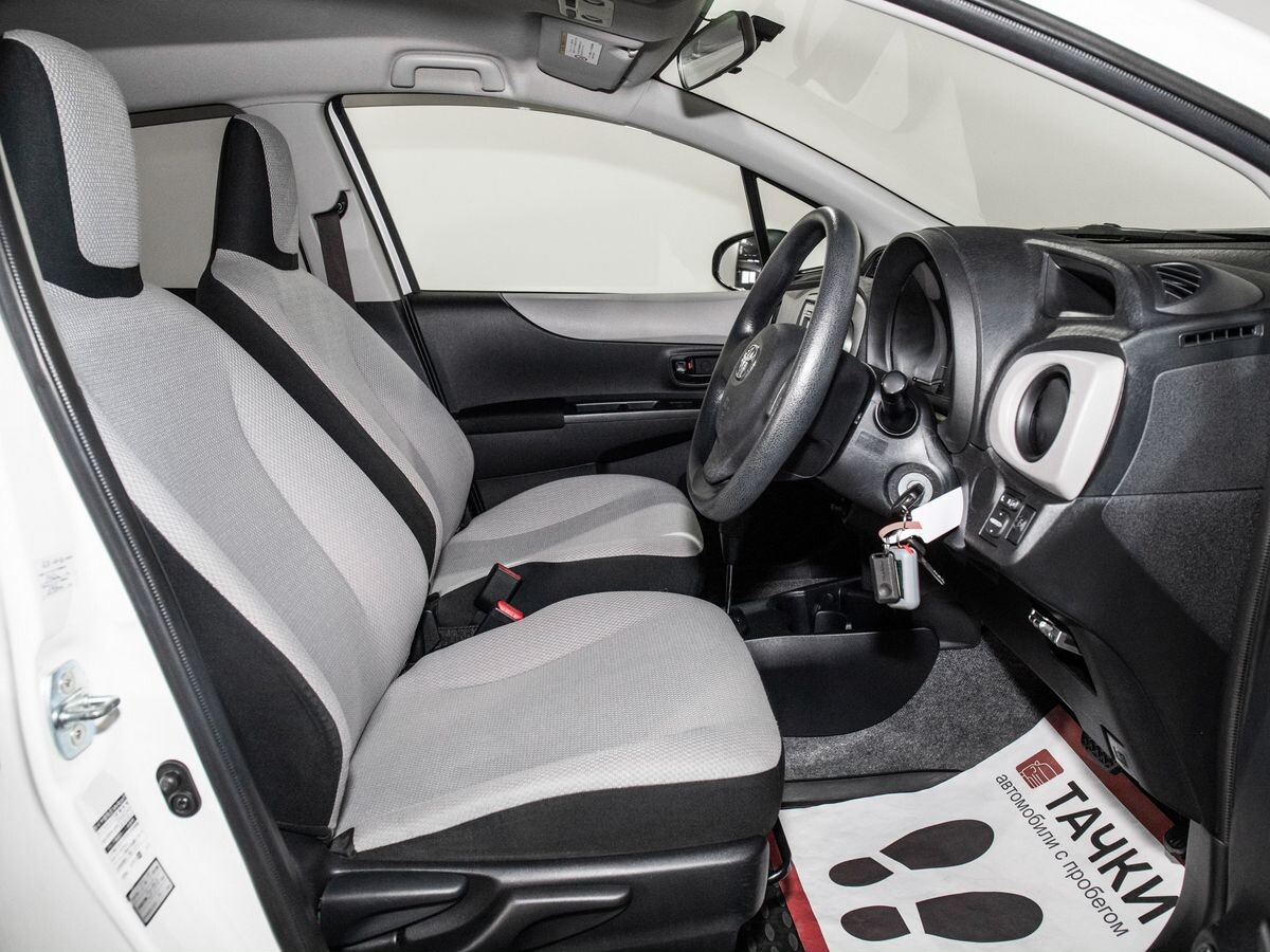 Toyota Vitz 2011 - фото автомобиля