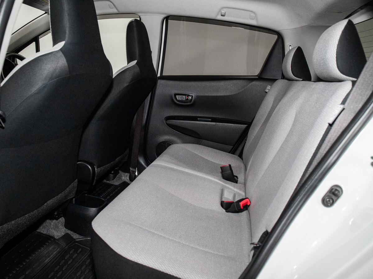 Toyota Vitz 2011 - фото автомобиля