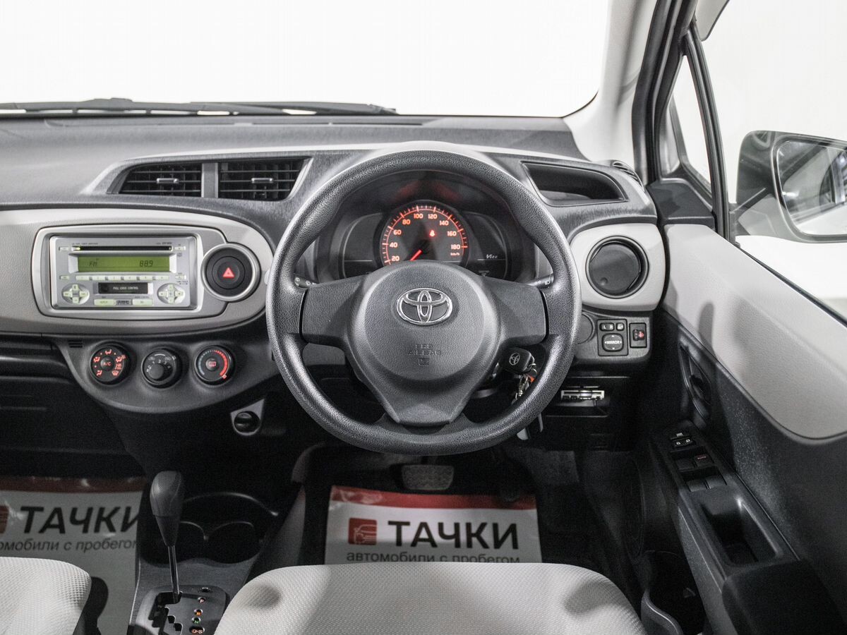 Toyota Vitz 2011 - фото автомобиля