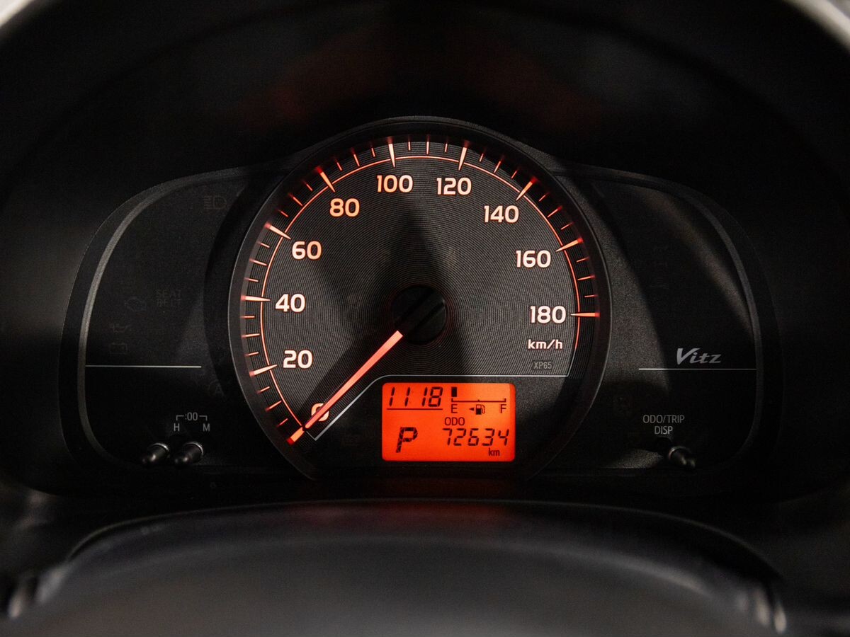 Toyota Vitz 2011 - фото автомобиля