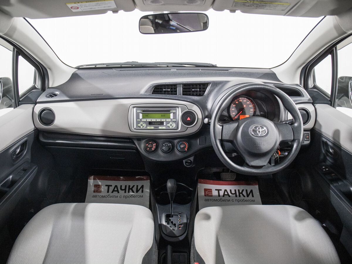 Toyota Vitz 2011 - фото автомобиля
