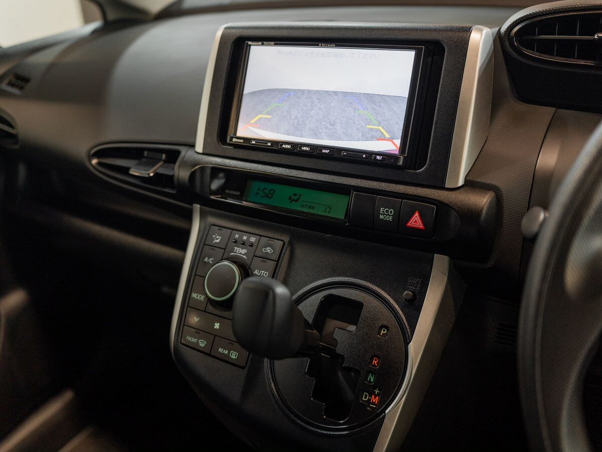 Toyota Wish 2010 - фото автомобиля