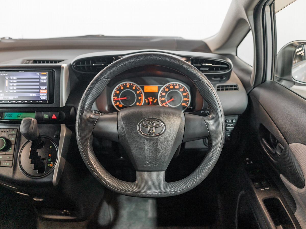 Toyota Wish 2010 - фото автомобиля
