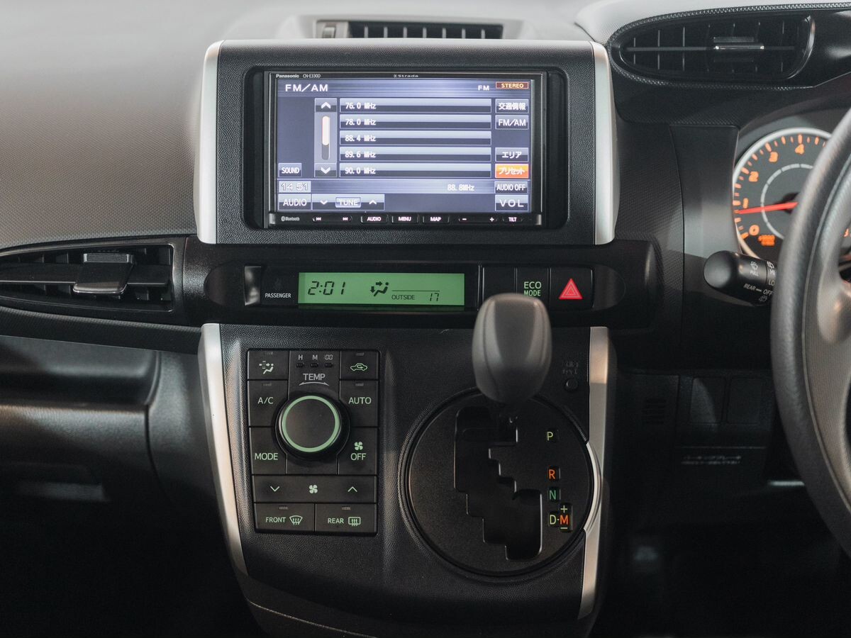 Toyota Wish 2010 - фото автомобиля