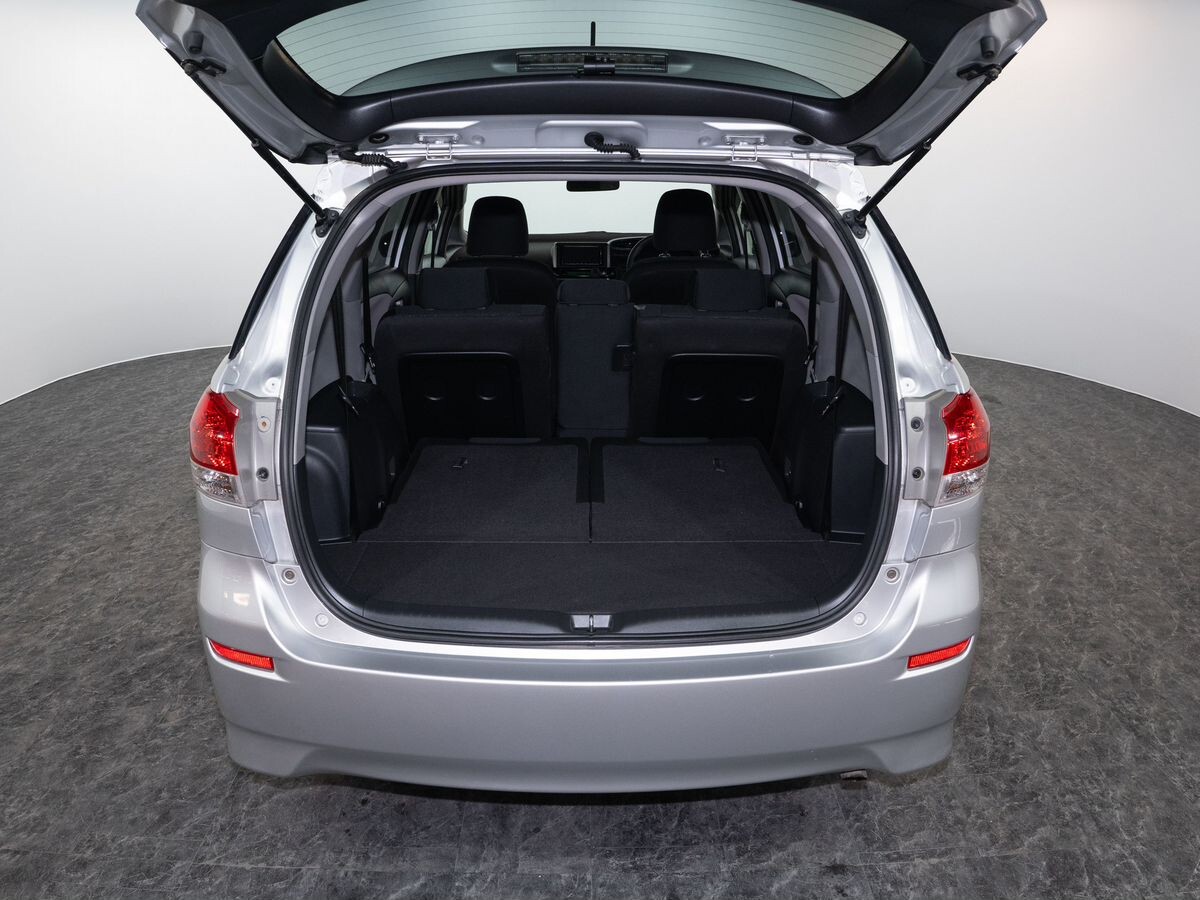 Toyota Wish 2010 - фото автомобиля