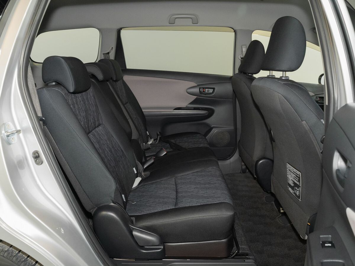 Toyota Wish 2010 - фото автомобиля