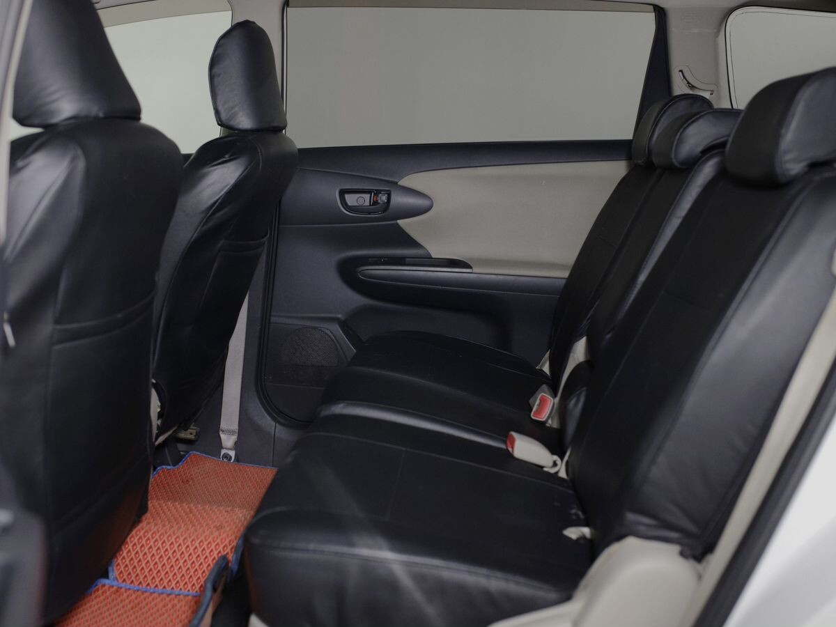 Toyota Wish 2011 - фото автомобиля