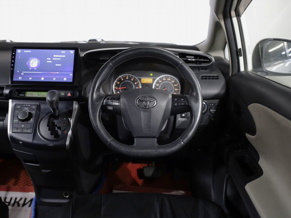 Toyota Wish 2011 - фото автомобиля