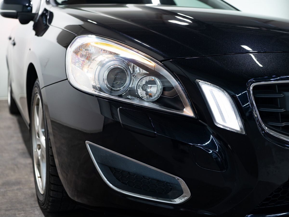 Volvo V60 2011 - фото автомобиля