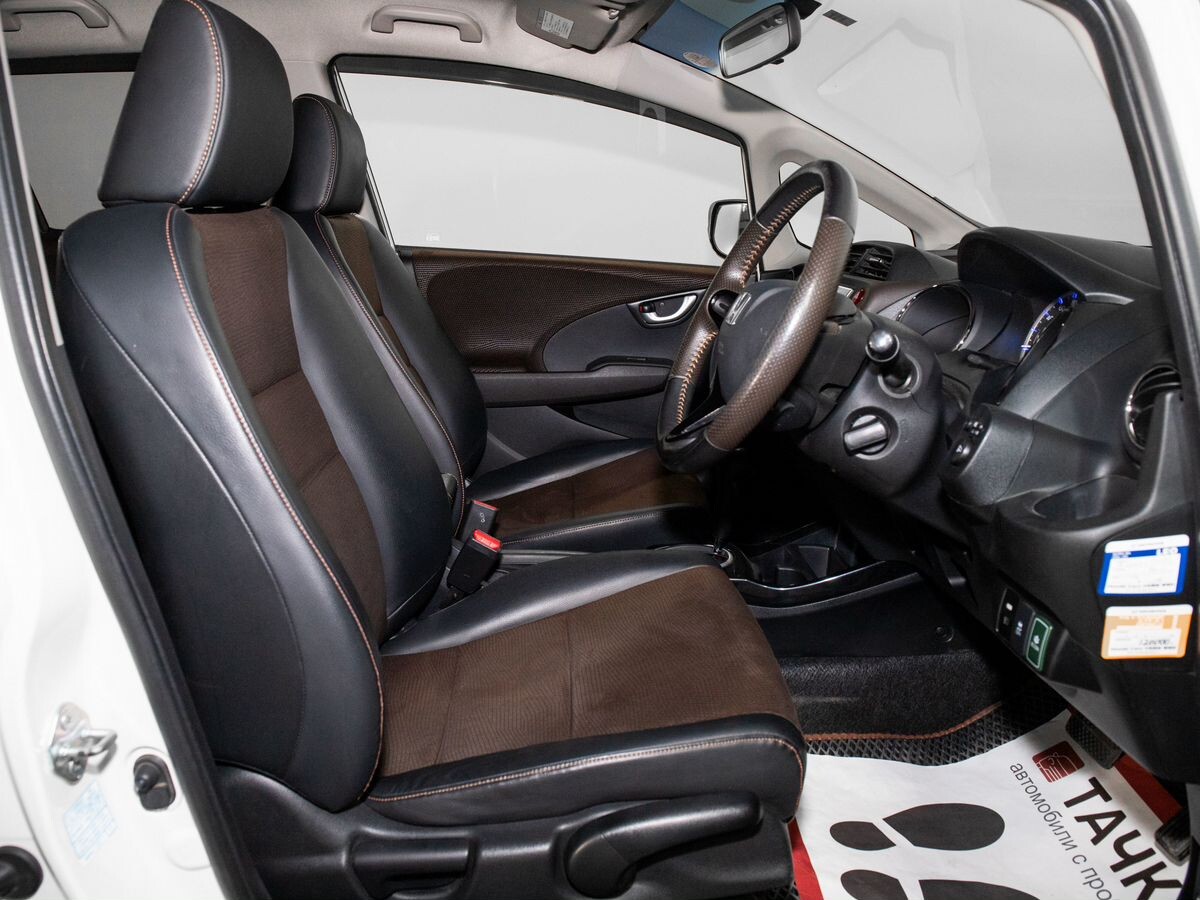 Honda Fit Shuttle 2012 - фото автомобиля