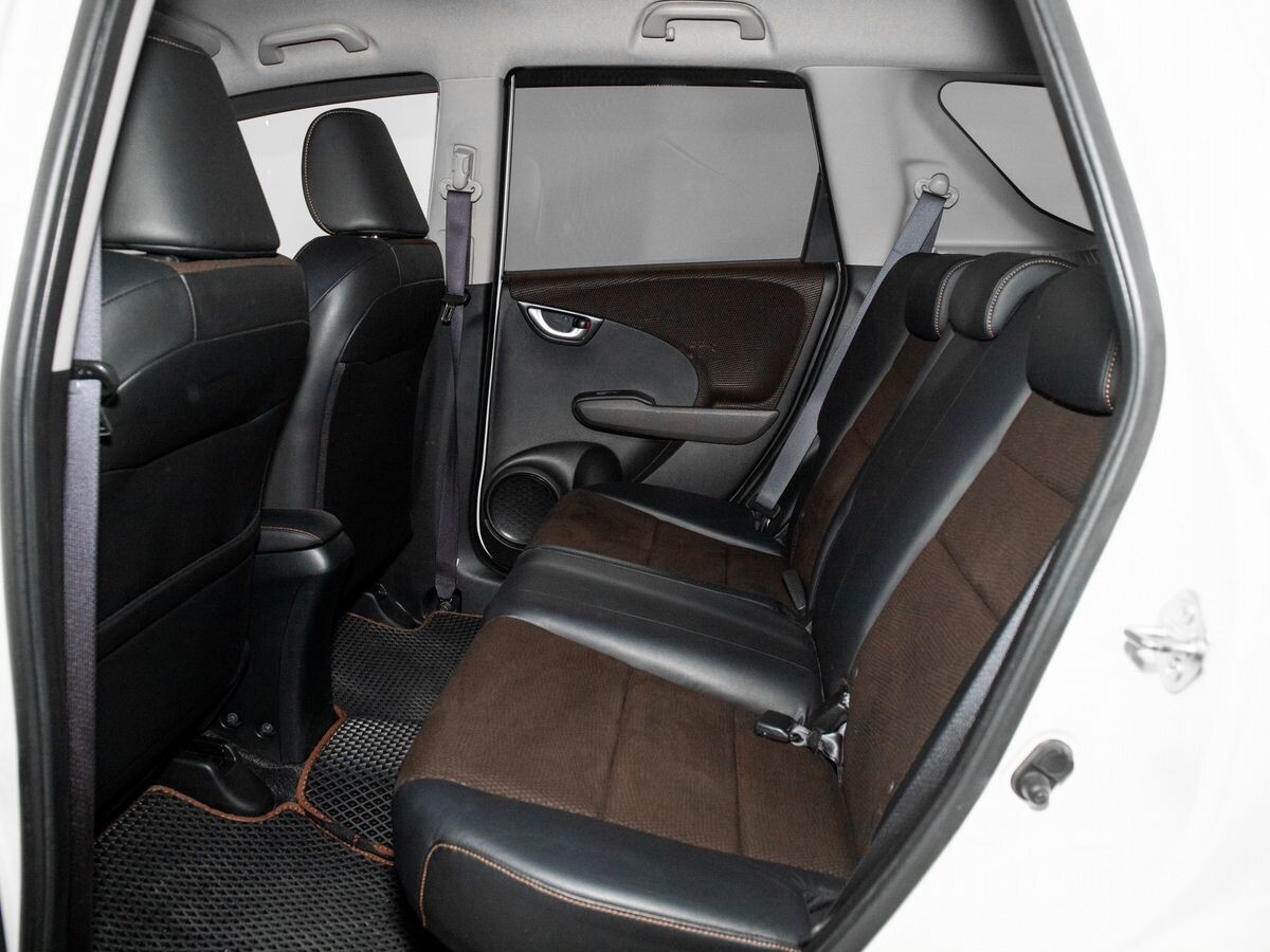 Honda Fit Shuttle 2012 - фото автомобиля