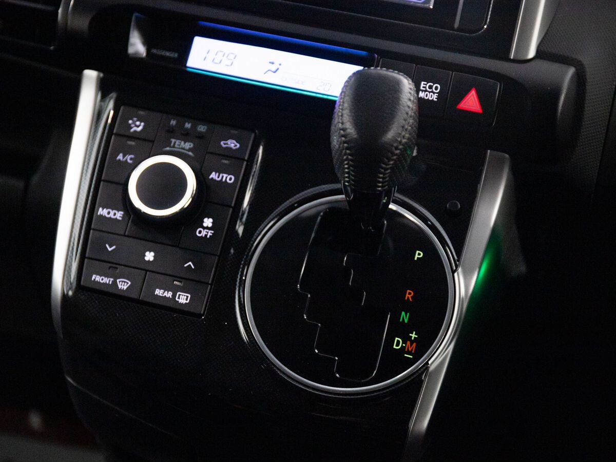 Toyota Wish 2013 - фото автомобиля